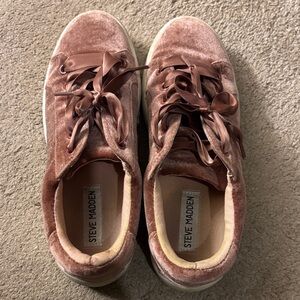 Steve Madden Women’s Rose Velvet Ribbon Lace Sneakers